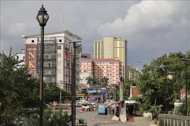 从泰国尖竹汶府邦南隆县Ban Pakkad永久边境检查站拍摄的柬埔寨一侧的照片。图自越通社