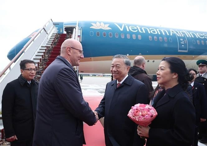 俄罗斯联邦副总理德米特里·切尔内申科来到机场为苏林总书记一行送行。图自越通社