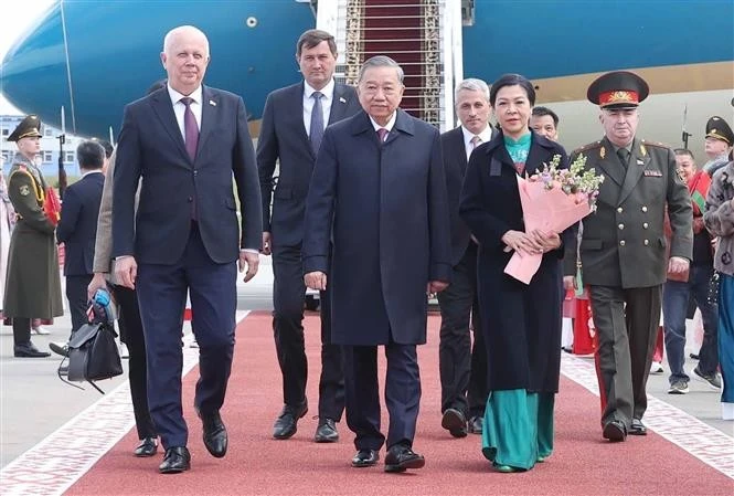 越共中央总书记与夫人抵达明斯克机场。白俄罗斯副总理阿纳托利·西瓦克来到机场迎接苏林一行。图自越通社