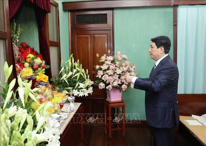 梁强在胡志明主席香案前鞠躬敬香，缅怀越南民族伟大领袖的伟大功劳。图自越通社