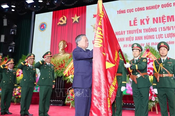 苏林总书记向国防工业总局授予“人民武装力量英雄”称号。图自越通社