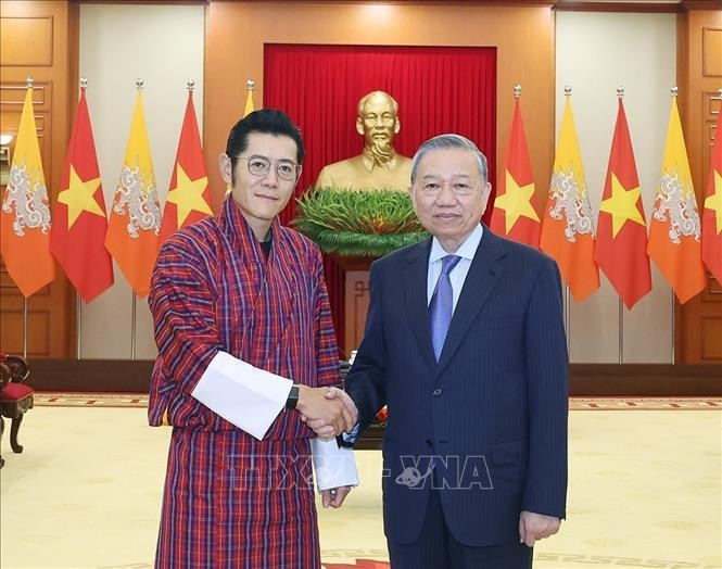 不丹国王吉格梅·凯萨尔·纳姆耶尔·旺楚克与苏林总书记。图自越通社