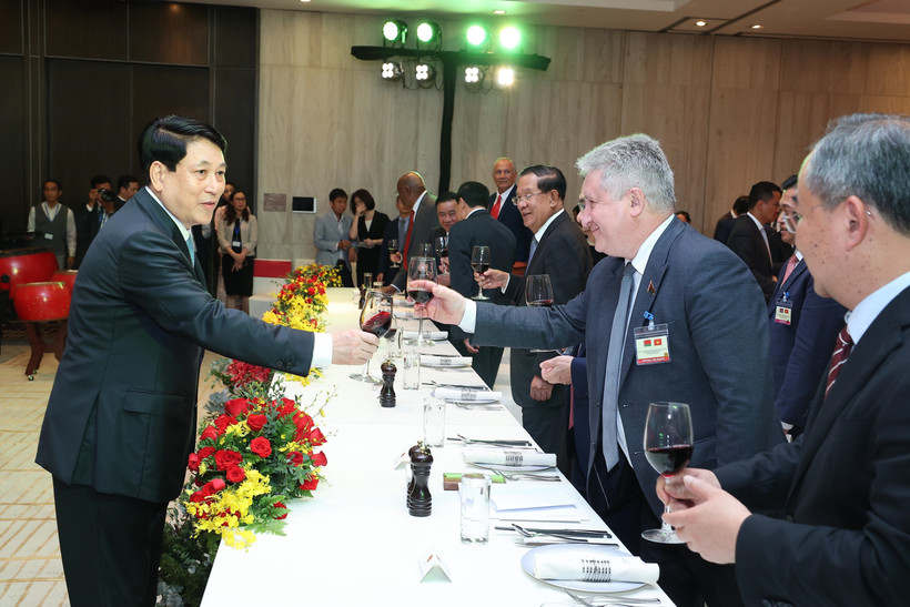 梁强设宴招待出席南方解放、国家统一50周年纪念活动的各国代表团团长。图自越通社