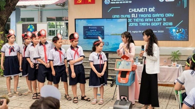 胡志明市第十二郡张定小学组织“在五年级学生英语教学中应用AI”专题研讨会。图自越南人民报