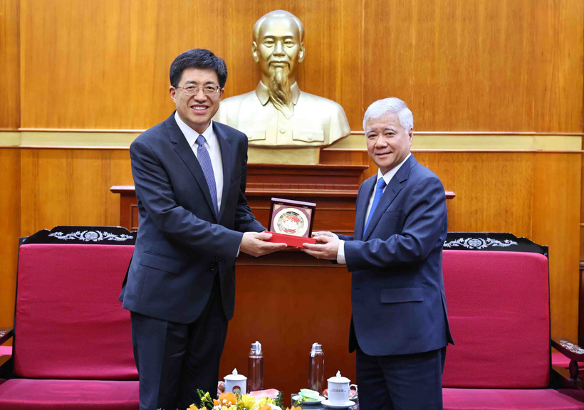 越南祖国阵线中央委员会主席杜文战会见中国共青团中央书记处第一书记阿东。图自越通社