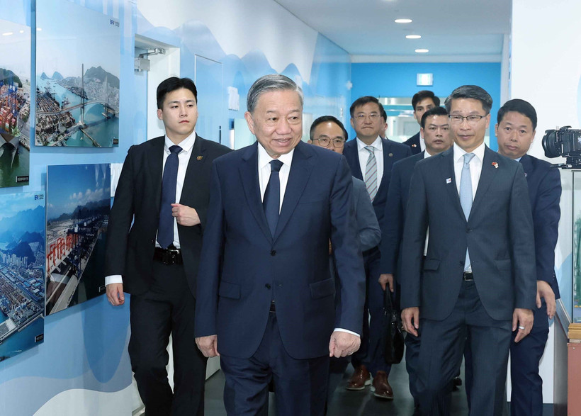 越共中央总书记苏林访问韩国釜山港。图自越通社