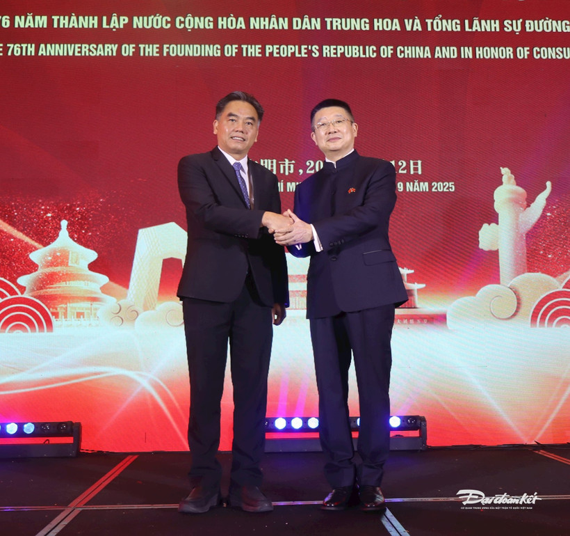 胡志明市人民委员会副主席阮禄河与中国新任驻胡志明市总领事唐立。图自大团结报
