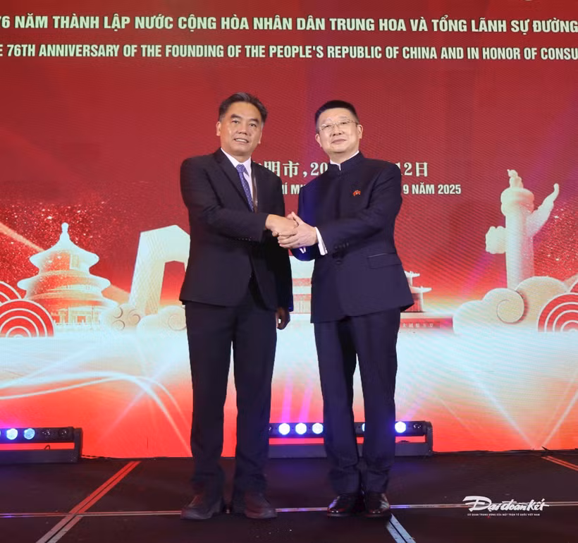 胡志明市人民委员会副主席阮禄河与中国新任驻胡志明市总领事唐立。图自大团结报