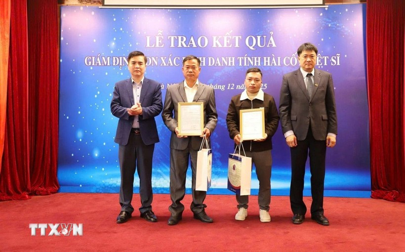 越南科学技术翰林院副院长周黄河向烈士家属授予DNA鉴定结果。图自越通社