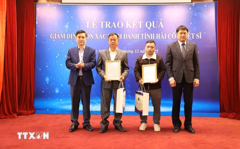 越南科学技术翰林院副院长周黄河向烈士家属授予DNA鉴定结果。图自越通社