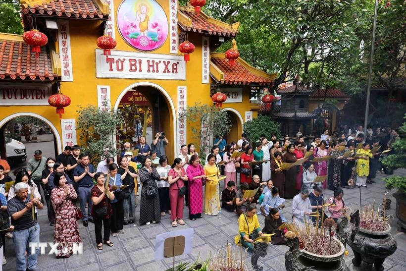 佛历2569年佛诞大典在河内馆使寺举行。图自越通社