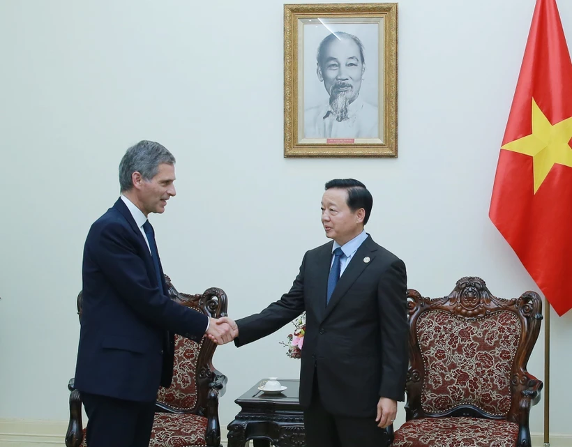 陈红河副总理还能法国达飞集团董事长兼首席执行官萨德。图自越通社