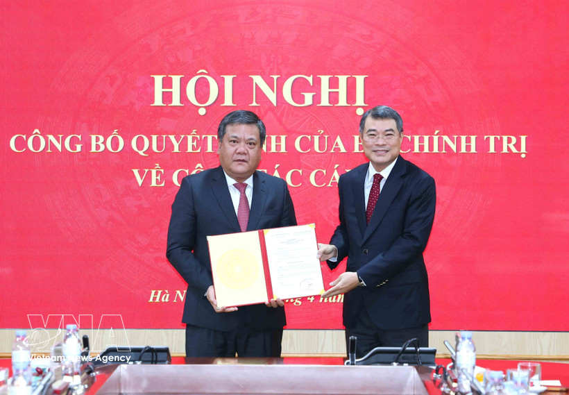 中央组织部部长黎明兴向越共中央委员、庆和省委副书记、省人民委员会主席陈峰颁发中央政治局的任命决定书。图自越通社