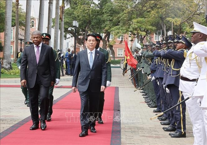安哥拉总统若昂·曼努埃尔·贡萨尔维斯·洛伦索与越南国家主席梁强进行检阅仪仗队。图自越通社
