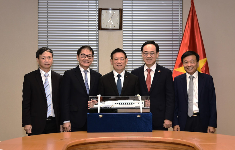 越南政府副总理胡德福会见长海集团股份公司董事长陈伯阳和韩国现代罗特姆公司席执行官李永培。图自越通社