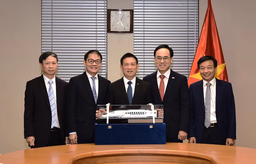 越南政府副总理胡德福会见长海集团股份公司董事长陈伯阳和韩国现代罗特姆公司席执行官李永培。图自越通社