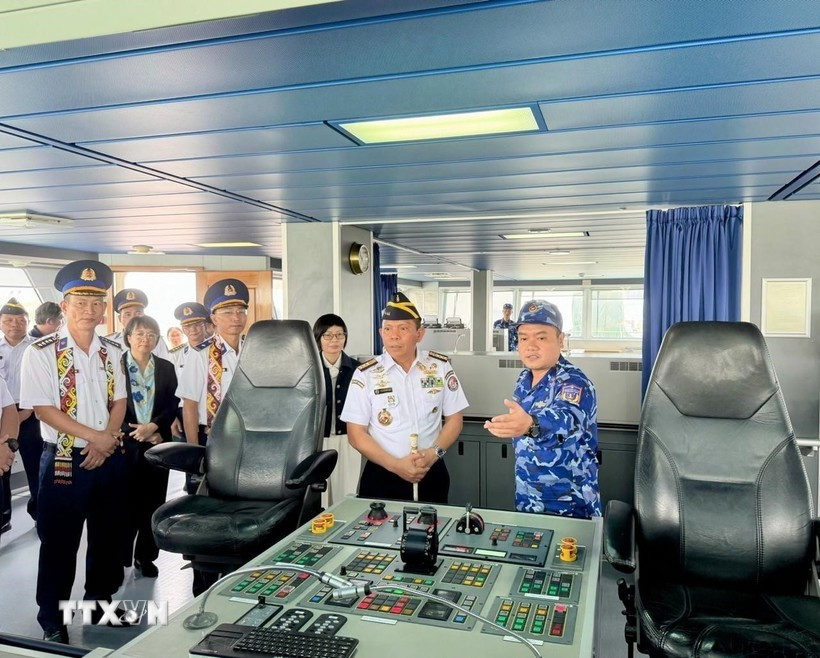 越南海警代表团代表向印方介绍海警8001号船。图自越通社