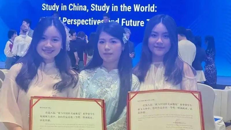 在北京师范大学就读的越南留学生阮玄英以其写给中华文化的《一封情书》荣获了中国教育部留学服务中心第八届“我与中国美丽邂逅”来华留学生征文大赛的一等奖。图自人民报
