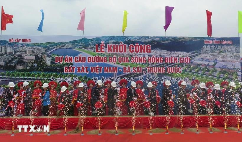 中国坝洒-越南巴刹红河界河公路大桥正式开工仪式。图自越通社