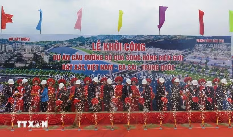 中国坝洒-越南巴刹红河界河公路大桥正式开工仪式。图自越通社