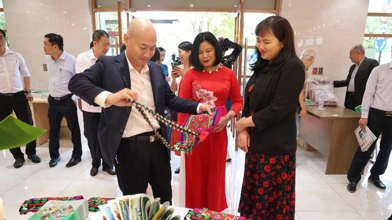 观众参观“胡志明市高平省少数民族和山区产品推介周”活动。图自人民报