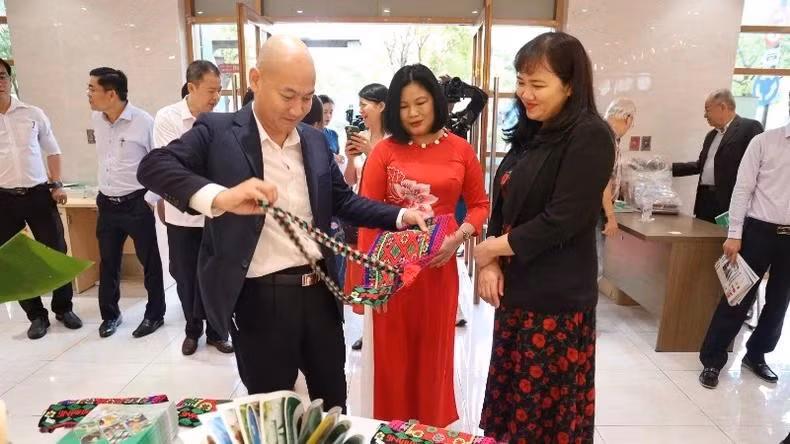 观众参观“胡志明市高平省少数民族和山区产品推介周”活动。图自人民报