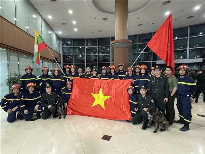 3月30日晚，越南国防部和公安部救援队已抵达缅甸。图自越通社