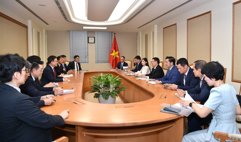 9月9日下午，越南政府副总理胡德福会见韩国驻越大使崔英三及韩国企业代表。图自政府电子报