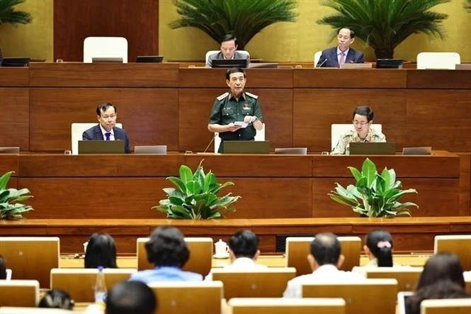 越南国防部长潘文江在会议上发言。图自越通社