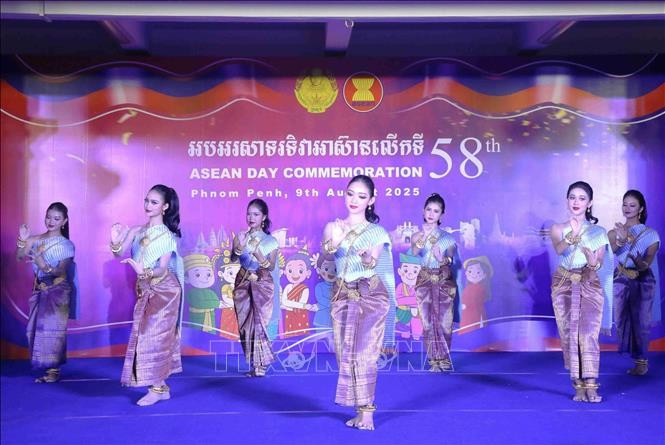 东盟成立58周年庆典文艺表演节目。图自越通社