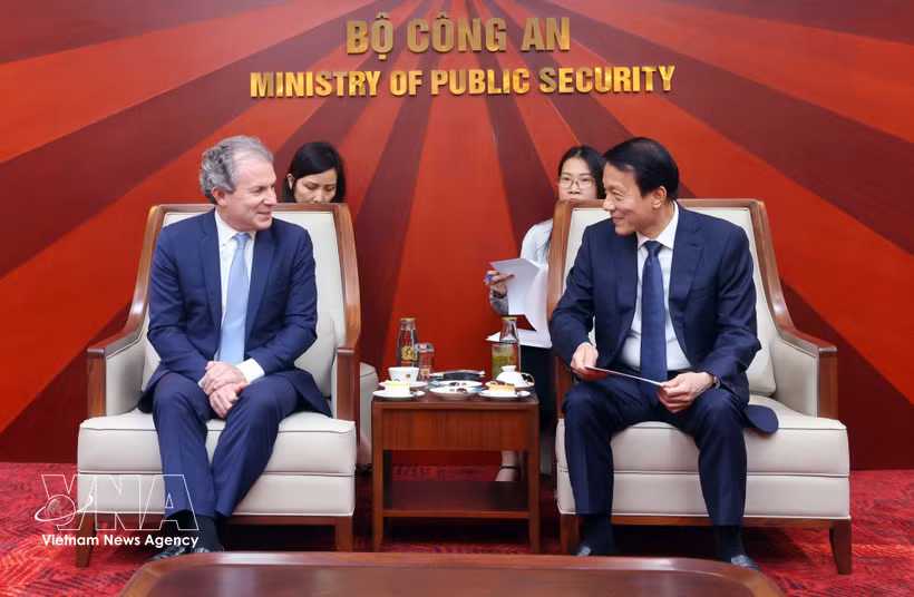 公安部长梁三光大将会见美国罗森集团首席执行官丹尼尔·罗森。图自越通社