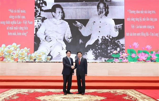 越南国家主席梁强与老挝人民革命党总书记、国家主席通伦·西苏里。图自越通社