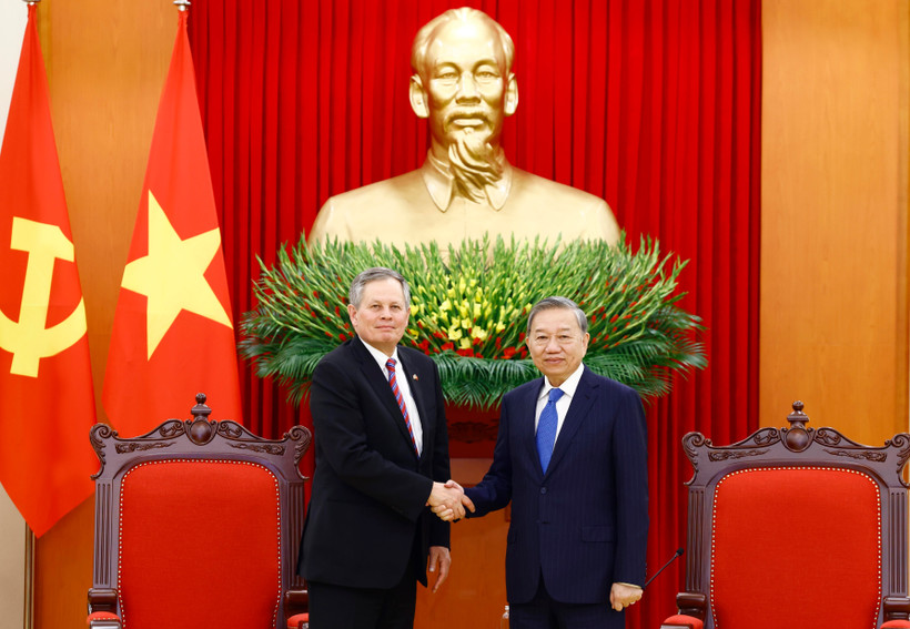 苏林总书记会见美国参议员史蒂夫·戴恩斯。图自越通社