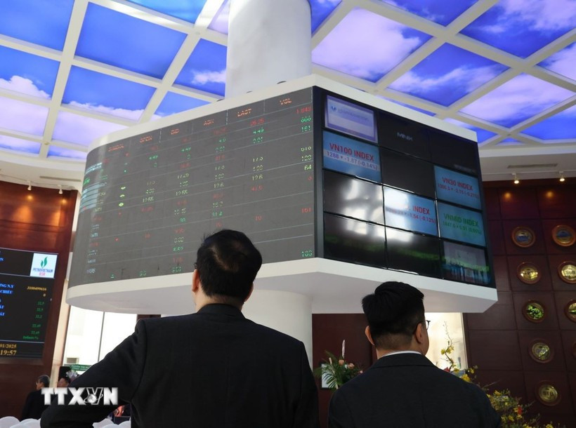 越南股市吸引超过18亿美元资金流入，VN-Index再创历史新高。图自越通社