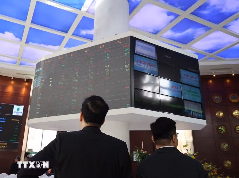 越南股市吸引超过18亿美元资金流入，VN-Index再创历史新高。图自越通社