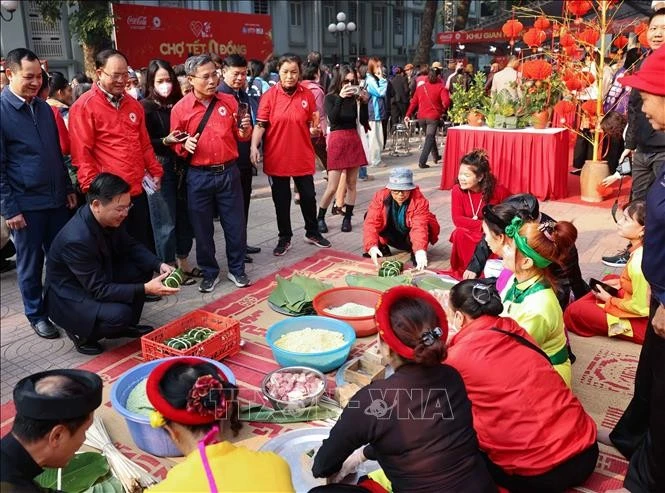 河内市“零越盾春节集市”为2000名贫困者送温暖。图自越通社