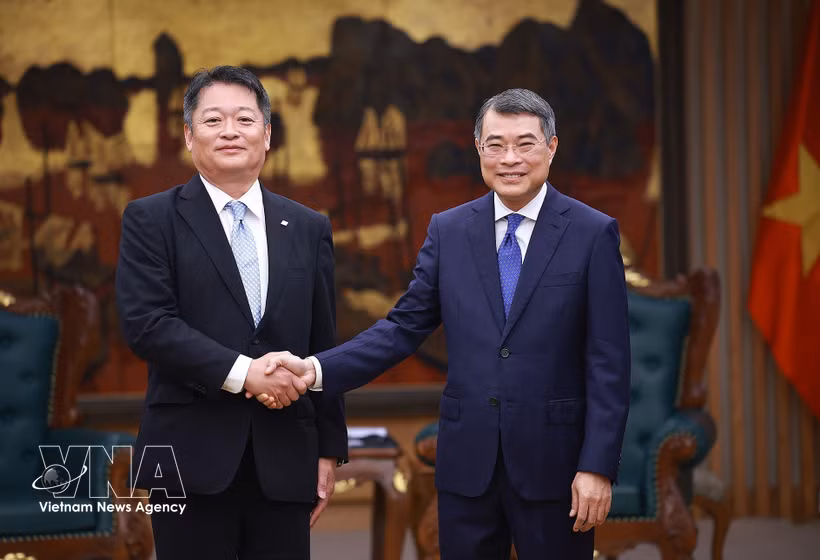 越南政府总理黎明兴与日本山梨县知事长崎幸太郎。图自越通社