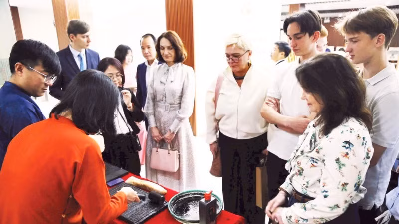 外国游客正在体验木版印刷技术。图自越南人民报