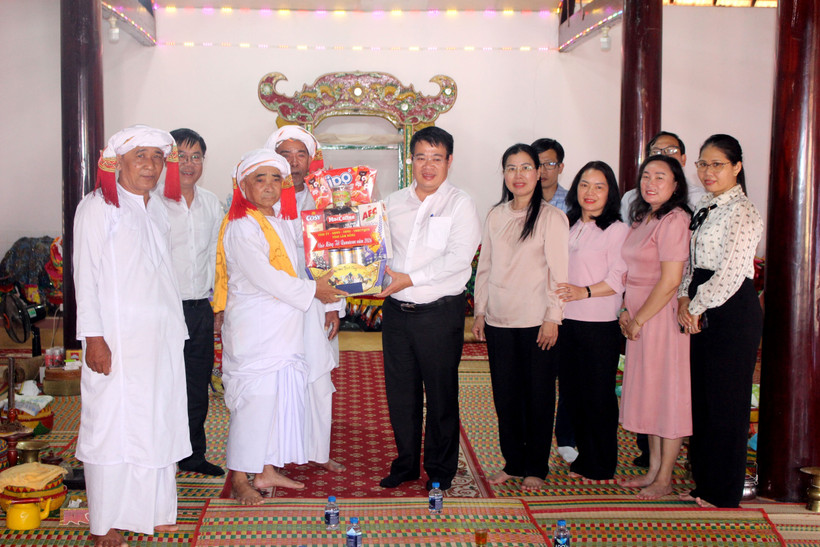 林同省领导拉姆弯节前夕走访慰问占族同胞。图自越通社