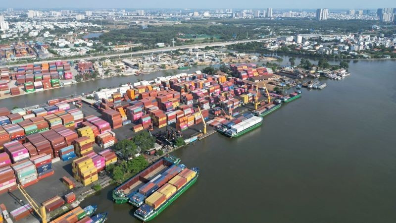 胡志明市平征坊长寿港的货物装卸现场。图自越南人民报