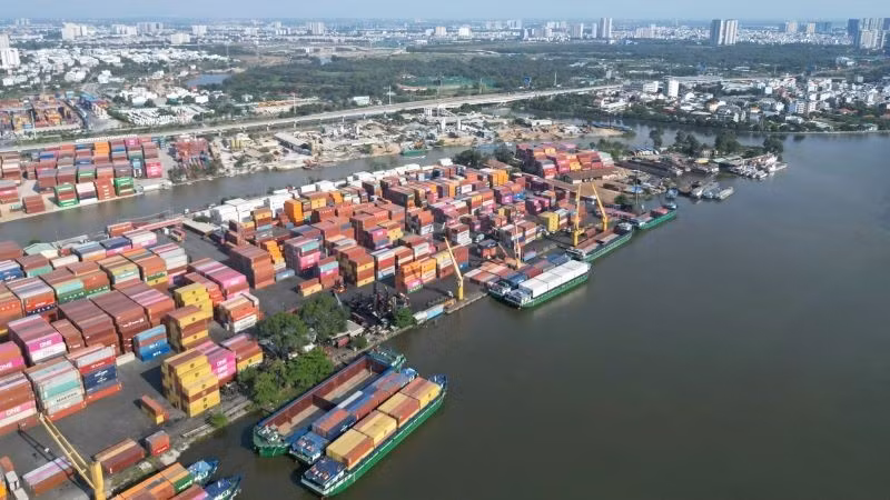 胡志明市平征坊长寿港的货物装卸现场。图自越南人民报