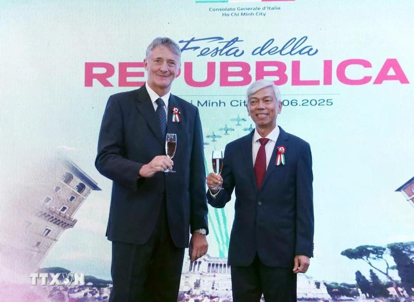 胡志明市人民委员会副主席武文欢与意大利驻胡志明市总领事恩里科•帕杜拉。图自越通社