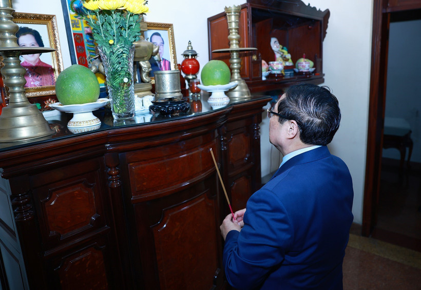 范明政总理向已故政府总理潘文凯进香。图自越通社