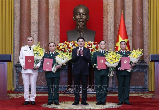 越南国家主席梁强向军队和公安高级军官颁发晋升军衔决定。图自越通社