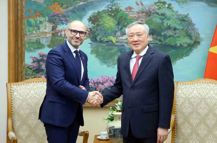 越南政府常务副总理阮和平会见常设仲裁法院(PCA)秘书长马辛·切佩拉。图自越通社