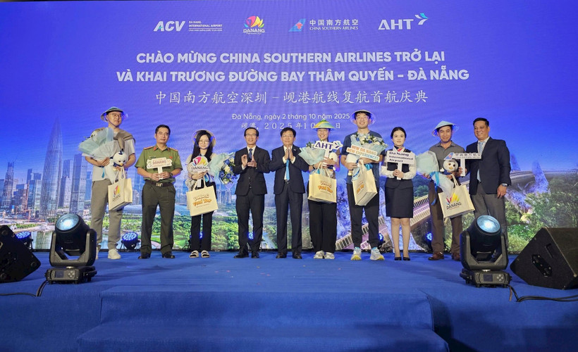 岘港市迎来自深圳市起飞的首个航班。图自越通社