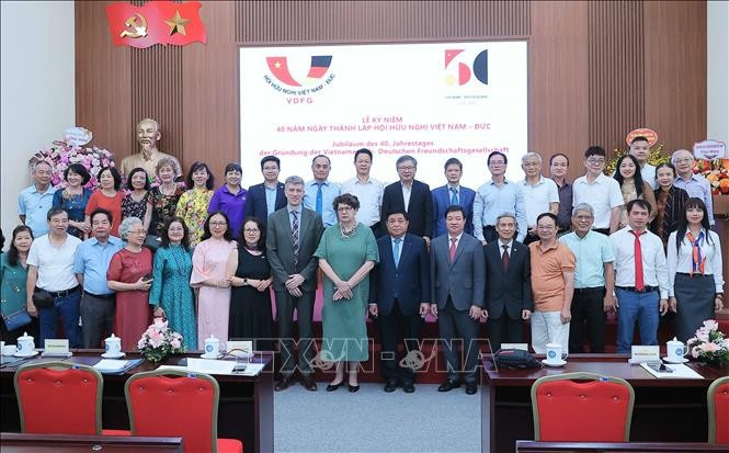 与会代表合影。图自越通社