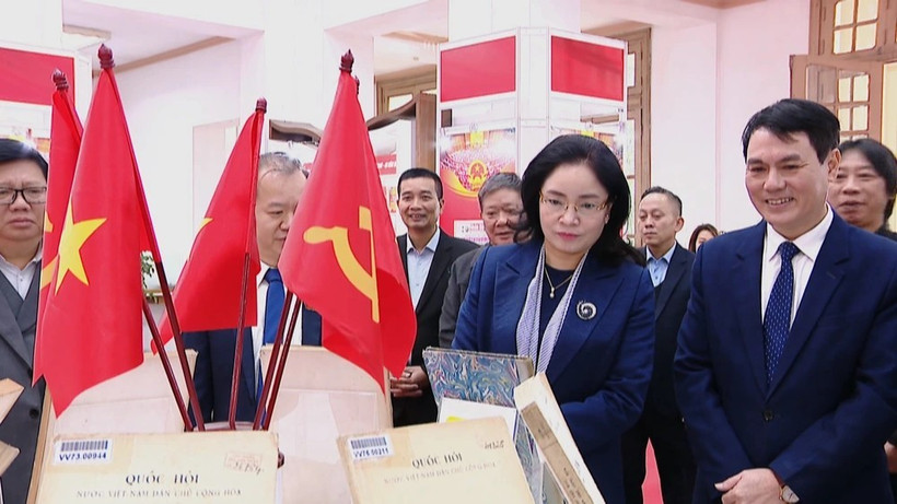 与会代表参观展会。图自越通社