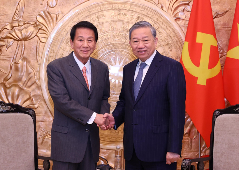 苏林总书记(右）会见前越日关系特别大使杉良太郎。图自越通社