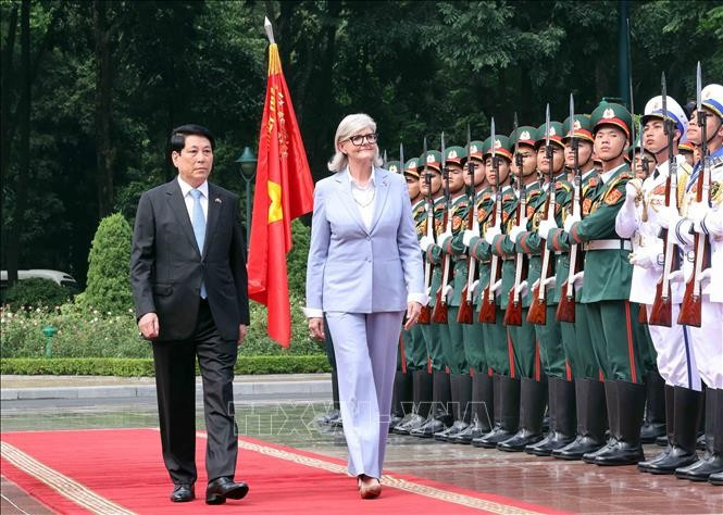 越南国家主席梁强和澳大利亚总督萨曼莎·莫斯廷检阅越南人民军仪仗队。图自越通社